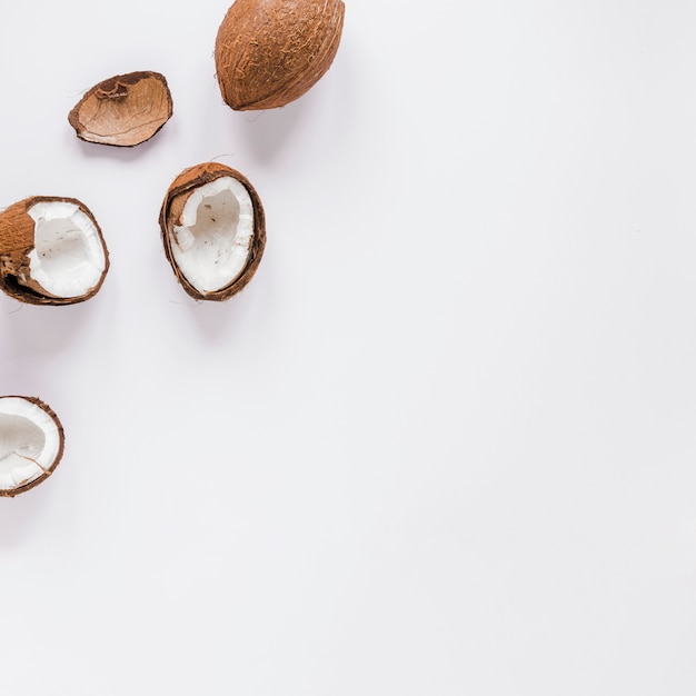 Photo cracked coconuts on table