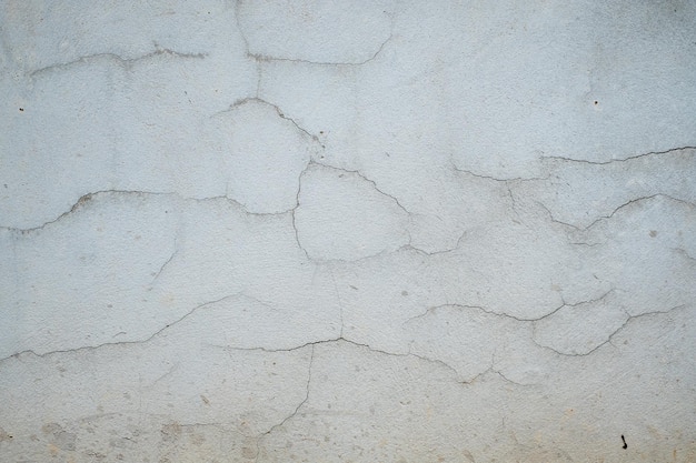 지진과 무너진 지반에 영향을 받은 외부 시멘트 코너에 금이 간 콘크리트 벽 깨진 벽