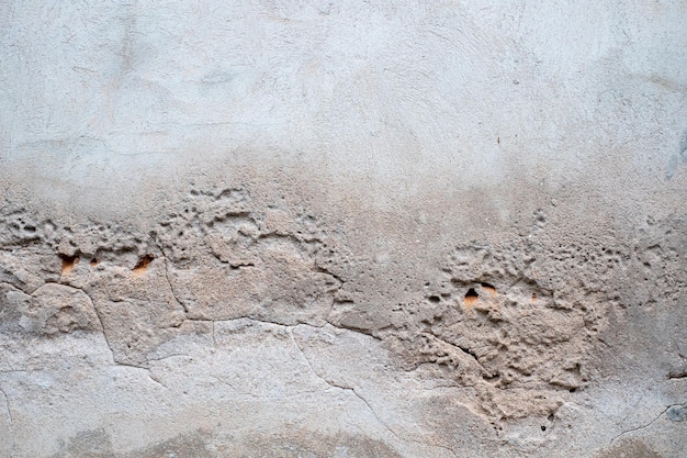 Muro di cemento incrinato muro rotto all'angolo esterno di cemento che ha avuto effetto con il terremoto e il terreno è crollato