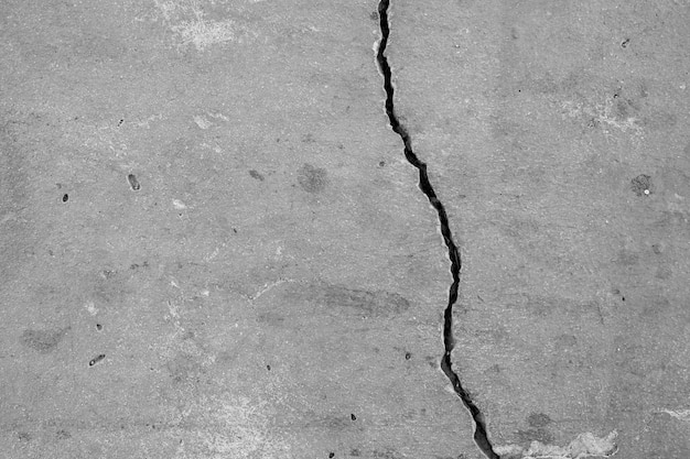 コンクリートの壁が壊れた 地震の影響で崩壊した