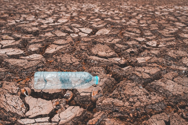 水分のない乾燥した割れた土地