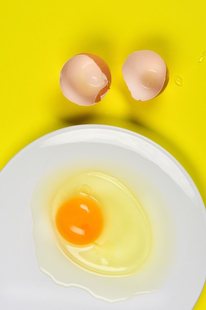 노란색 바탕에 깨진 된 달걀