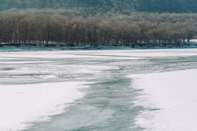 Photo cracked ice on river