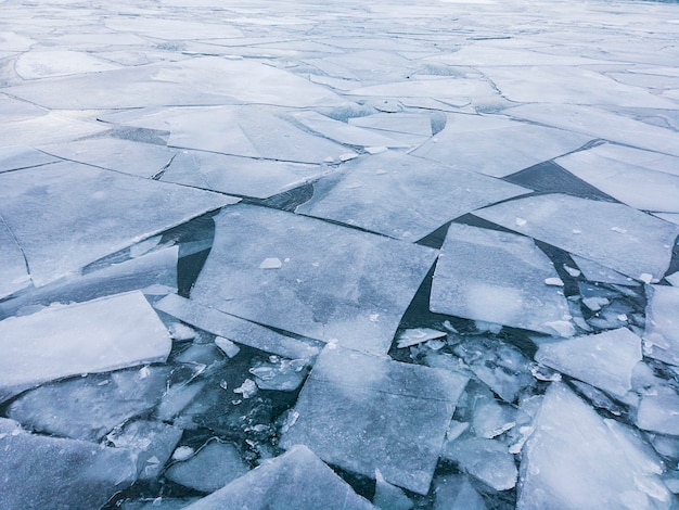 Ghiaccio incrinato sulla superficie dell'oceano concetto di avviso globale