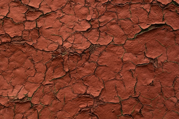 Foto vernice screpolata su intonaco di colore bordeaux.