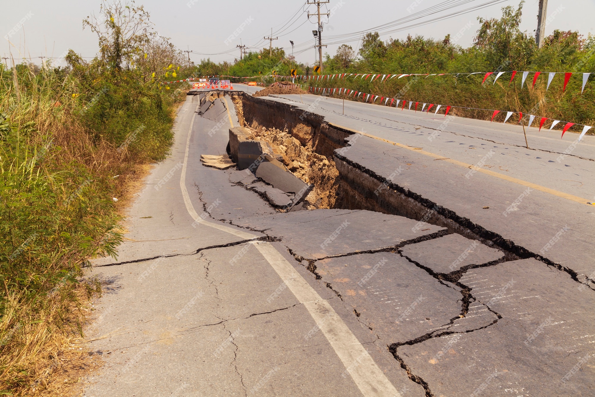 Через несколько минут в городе началась. Землетрясение в Таджикистане. Картинки землетрясений сломанные дороги. Землетрясение в Худжанде сегодня. Землетрясение в болу фото.
