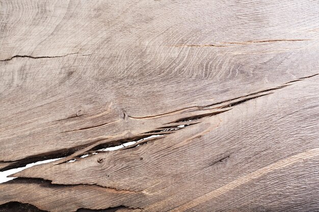 Legno incrinato su bianco