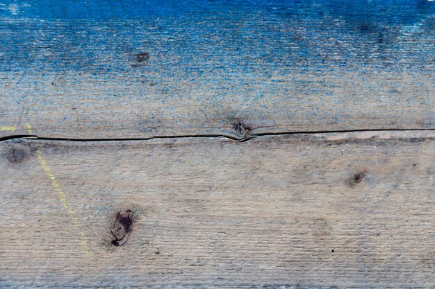 ひびの入った木の板を青、天然木の板、木を青で染色