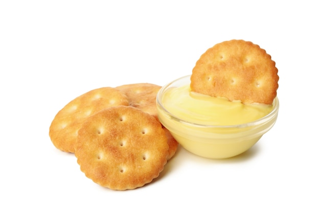 사진 크래커 비스킷과 치즈 소스 흰색 절연