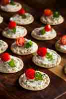 Photo cracker and cheese hors doeuvres with tomato and parsley