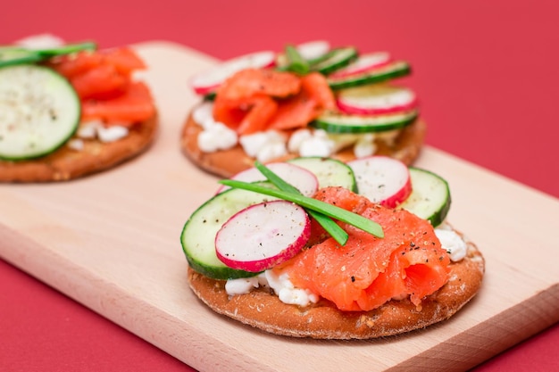 Panini cracker con ricotta di salmone, cetriolo, ravanello e cipolle verdi