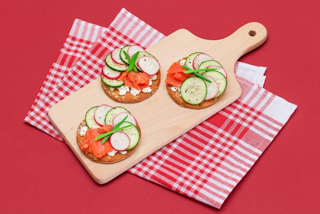 Сэндвичи-крекер с лососем, огурцом, редисом, творогом и зеленым луком