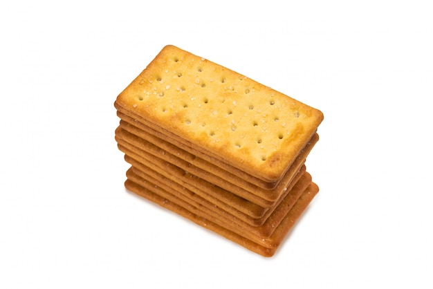 Cracker con sale isolato su bianco.