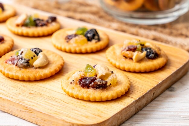 crackerkoekje met gedroogde vruchten