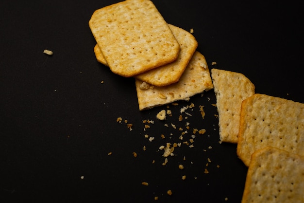 Crackerkoekjes met kruimels liggen op de achtergrond