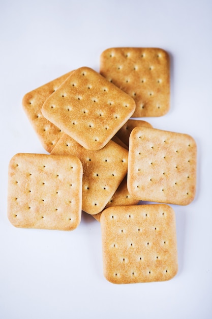 Crackerkoekjes op wit worden geïsoleerd dat