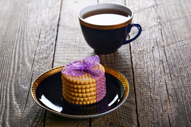 Crackers cookies op houten tafel