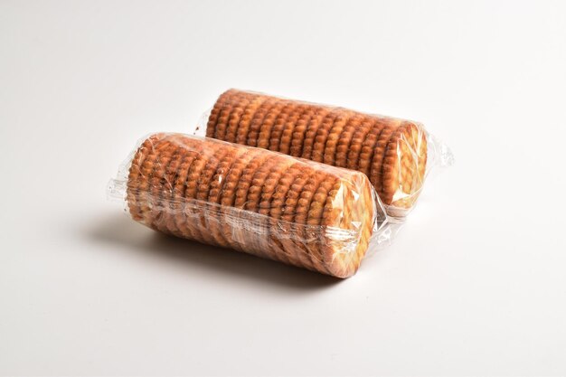 crackers koekje verpakt op een witte achtergrond