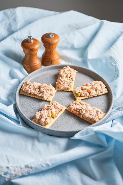 Foto crackers met tonijnsalade en mayonaise.