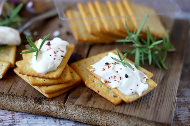 crackers with cream cheese