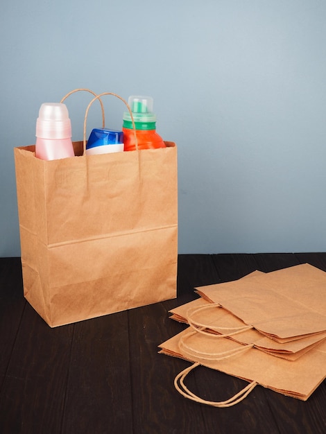 Foto borsa artigianale con lattine e bottiglie per la pulizia della casa borsa per la casa con prodotti chimici domestici