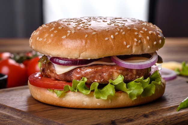 Hamburger di manzo artigianale e patatine fritte su sfondo nero