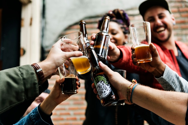 写真 クラフトビール酒醸造アルコールは軽食を祝う
