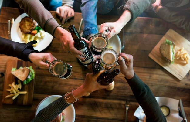 L'alcool dell'alcool di birra dell'alimento della birra del mestiere celebra il rinfresco