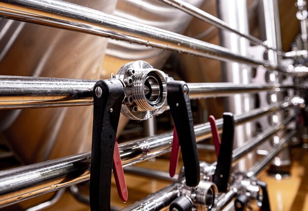 Foto attrezzature per la produzione di birra artigianale in un birrificio privato