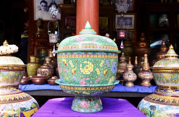 Craft Benjarong은 2015년 8월 8일 Samut Sakhon Thailand의 Ban Don Kai Dee Benjarong Village에서 여행자를 위한 쇼 및 판매를 위한 전통적인 태국 5가지 기본 색상 스타일의 도자기입니다.