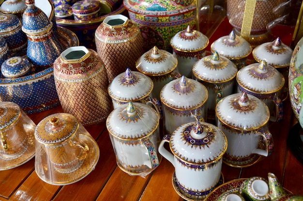 Ремесло Benjarong - это традиционная тайская керамика пяти основных цветов.