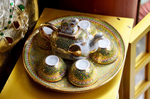 クラフトベンジャロンは伝統的なタイの5つの基本的な色のスタイルの陶器です