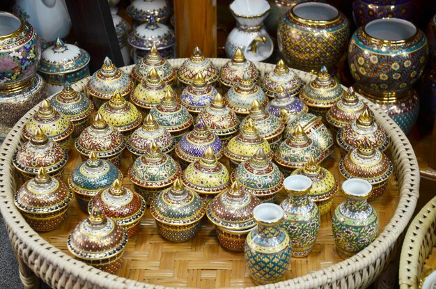 クラフトベンジャロンは伝統的なタイの5つの基本的な色のスタイルの陶器です