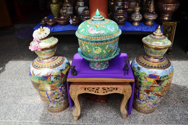 Craft Benjarong is traditioneel Thais aardewerk in vijf basiskleuren