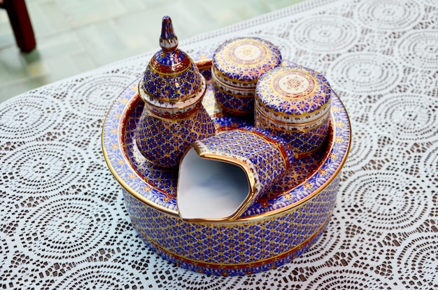 Craft Benjarong is traditioneel Thais aardewerk in vijf basiskleuren