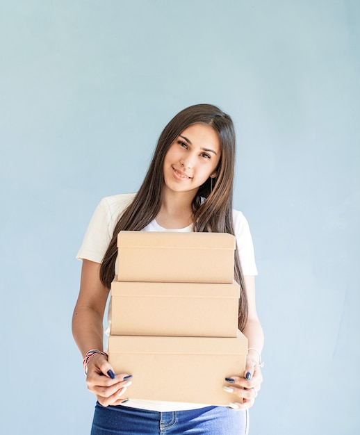 Ремесленные коробки в руках женщины красивая улыбающаяся женщина, держащая пустые коробки