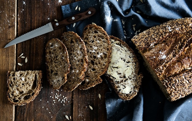 リネンのテーブルクロスにパンを作るサワードウパンサワードウパン全粒粉パンダークムード