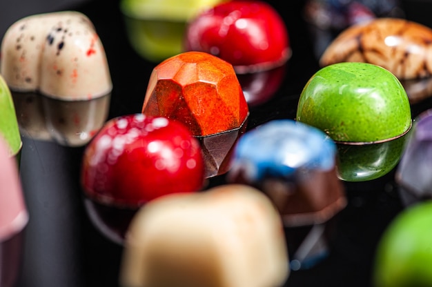 新年のお祭りのためにチョコレート菓子を作る