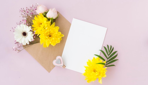 Craft envelop met delicate bloemen Plaats voor tekst