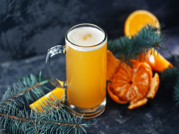 ダークテーブルに限定版のクリスマスオレンジとタンジェリンビールエールを作る