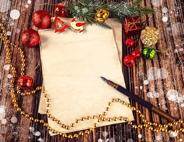 Foto foglio di carta artigianale e decorazione natalizia ghirlanda d'oro penna d'inchiostro vintage