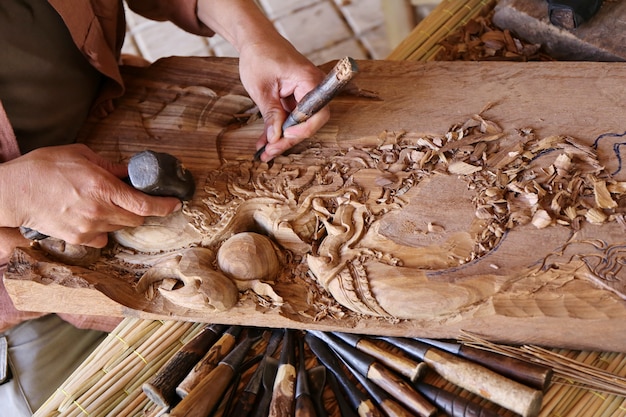 Photo craftsman carving wood