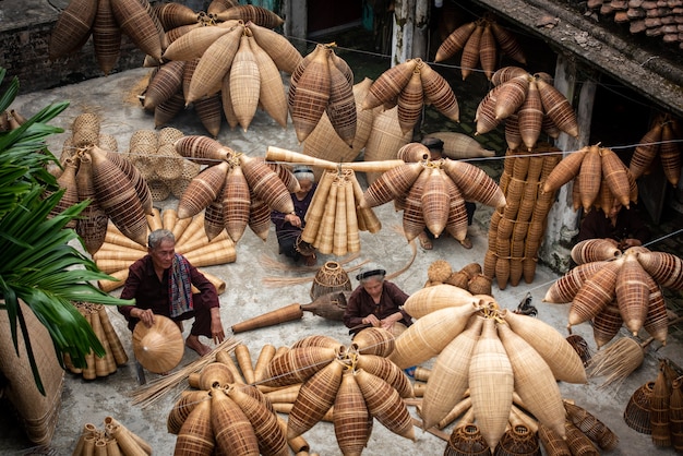 ベトナム、フンイェンの旧村で竹製の魚の罠を作る職人