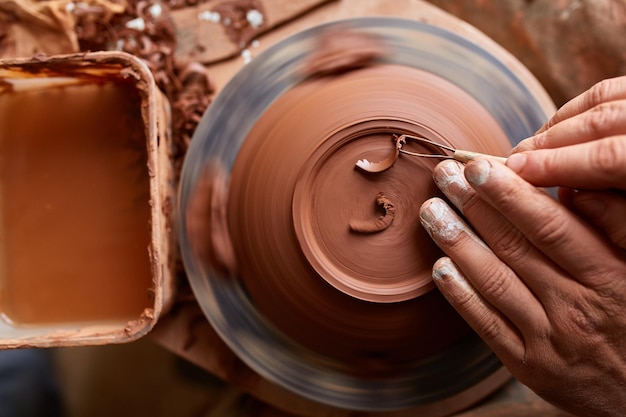 Фото Гончар-ремесленник лепит чашу из глины в своей мастерской культурное наследие концепция ремесла