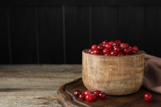 Cranberries in een schaal op een houten tafelruimte voor tekst