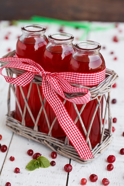 Foto succo di mirtillo rosso su bottiglie di vetro