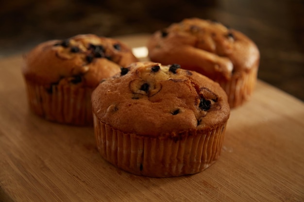 Foto cranberry muffins op een snijplank.