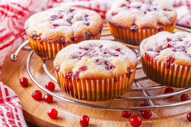 Muffin ai mirtilli rossi su una superficie di legno