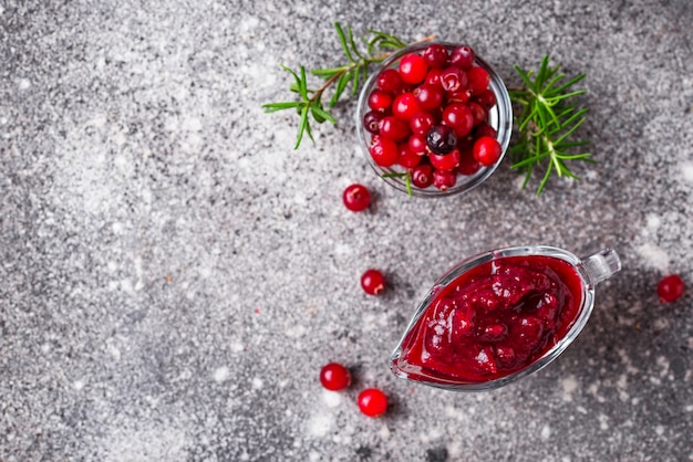 Salsa di mirtilli rossi con rosmarino e frutti di bosco freschi