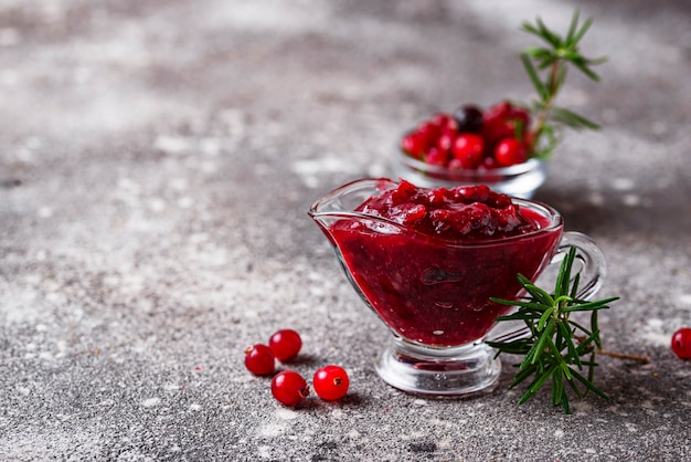 Photo cranberry sauce with rosemary and fresh berry